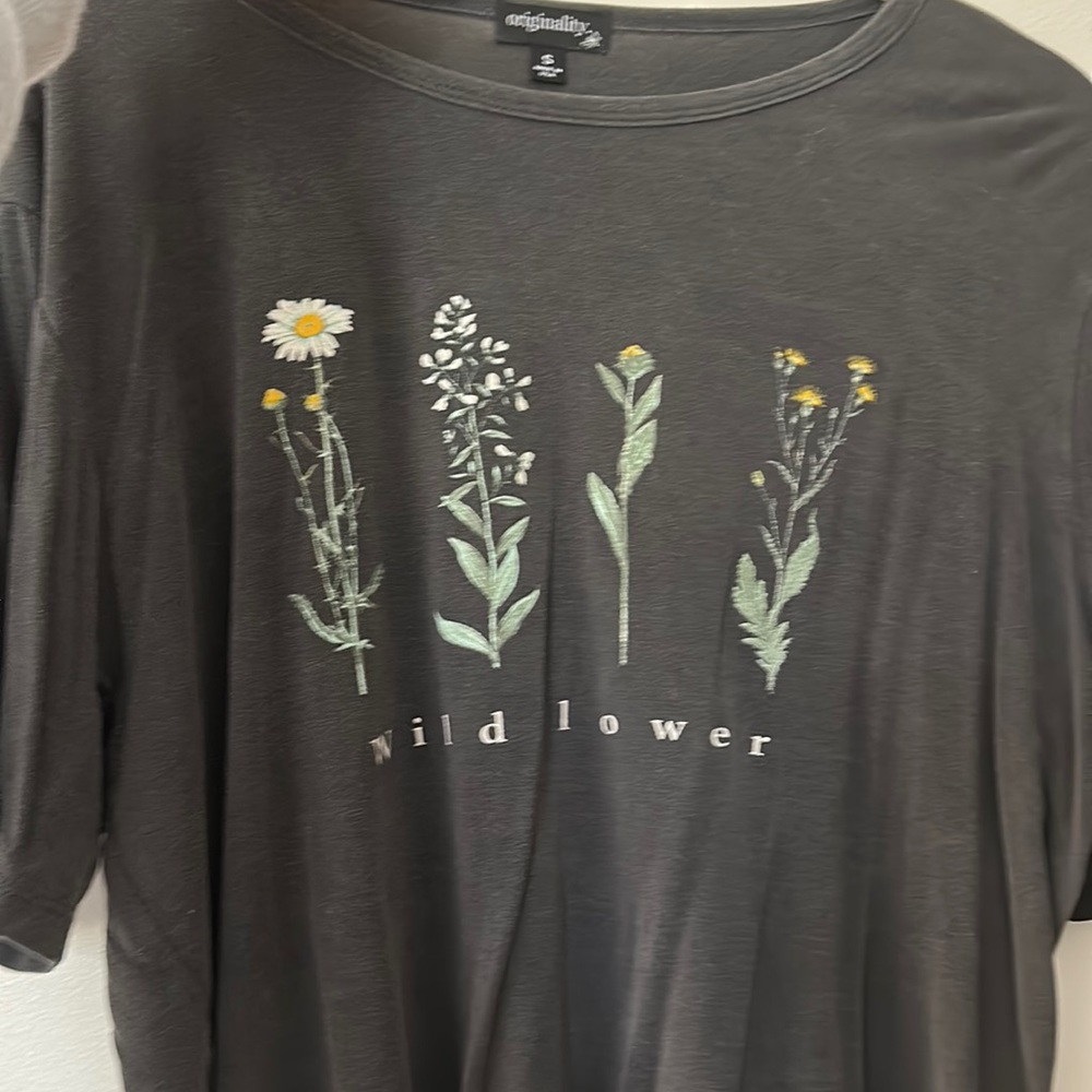 cute crop top, black with flowers, size small